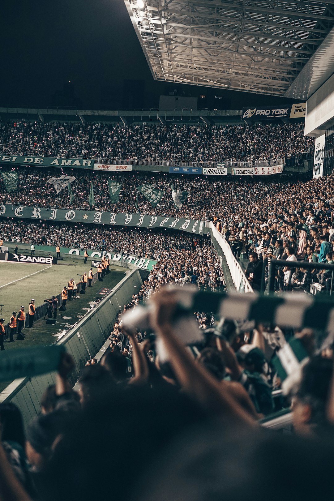 people-in-stadium-at-night-goq-57ksjkm